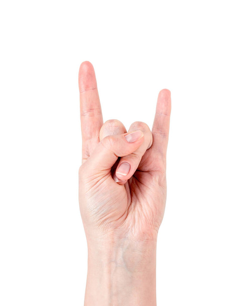 Femme blanche main avec signe de roche des cornes isolées sur fond blanc. Concept de heavy metal et punk. - Photo, image