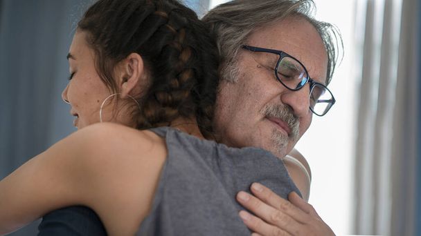 Tochter umarmt eigenen Vater - Foto, Bild