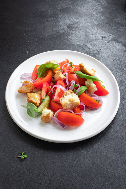 panzanella tomato salad veggie croutons, olive oil, rusk vegetable healthy food meal snack copy space food background keto or paleo diet - Foto, afbeelding