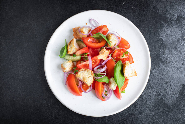 panzanella tomato salad veggie croutons, olive oil, rusk vegetable healthy food meal snack copy space food background keto or paleo diet - Foto, imagen