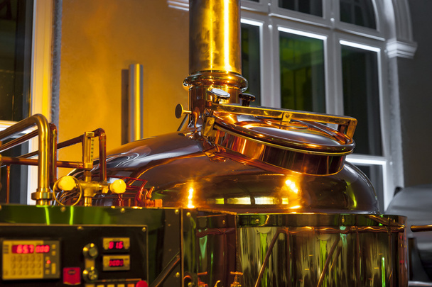 Envase grande de cobre para la elaboración de cerveza
 - Foto, imagen