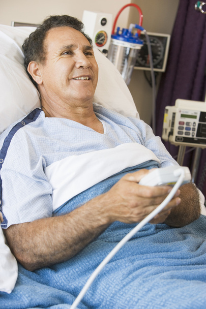 μέσης ηλικίας άνθρωπο, πιέζω the καλώ κουμπί στο νοσοκομείο - Φωτογραφία, εικόνα