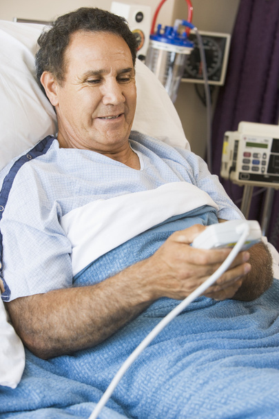 Middle Aged Man Pressing The Call Button In Hospital - Foto, Imagem