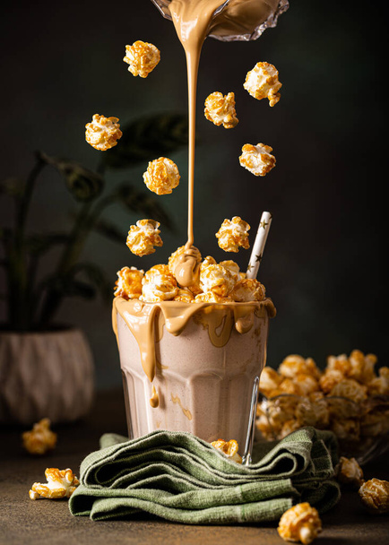 Popcorn-Milchshake mit Meersalz-Karamell - Foto, Bild