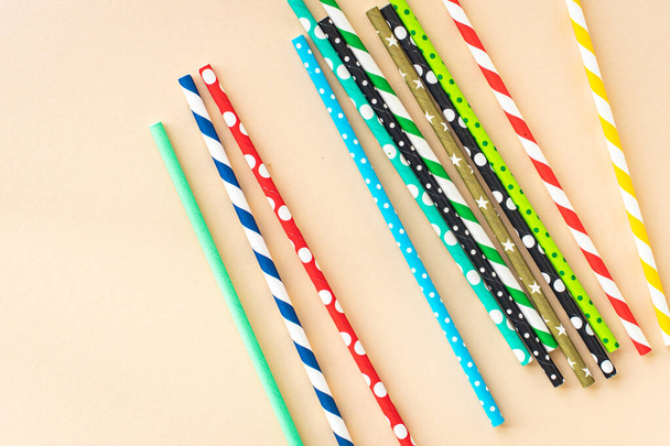 paper straws multicolored striped dotted straws scattered Flat lay useful ecology cocktail or juice, lemonade to usebiodegradable on the table concept party healthy meal copy space food background - Foto, Imagen