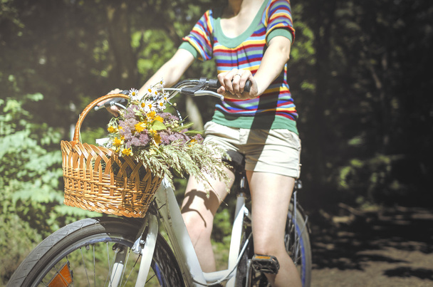 Donna in bicicletta - Foto, immagini