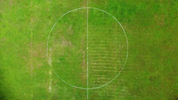 vista aerea del vecchio stadio del campo di calcio. 4k video da un quadrocopter - Filmati, video