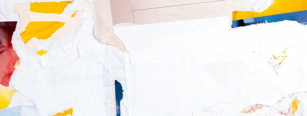 Velho grunge branco rasgado pôsteres de colagem rasgado vincado papel enrugado cartaz textura fundo com espaço de cópia para texto ou imagem - Foto, Imagem