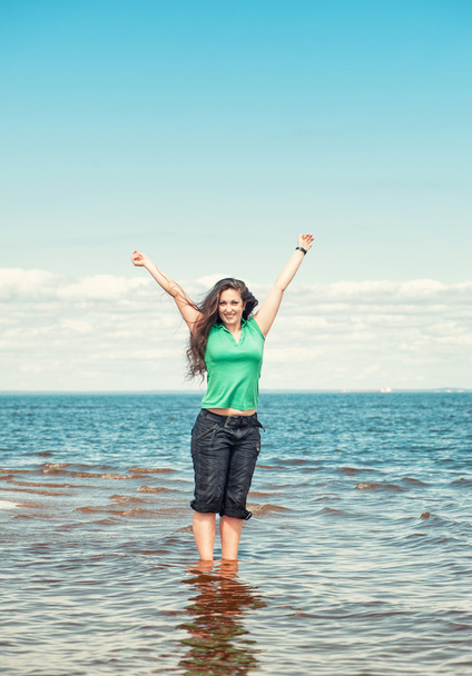 šťastná žena ve vodě moře - Fotografie, Obrázek