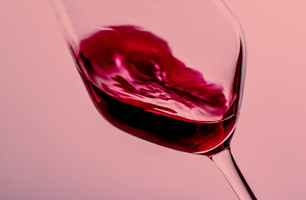 Vin rouge en verre de cristal, boisson alcoolisée et apéritif de luxe, œnologie et viticulture - Photo, image