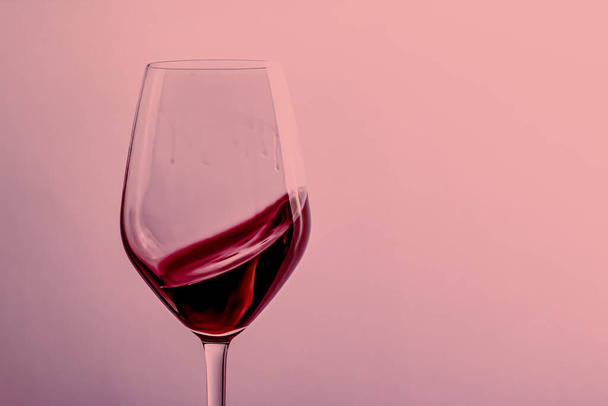 Красное вино в хрустале, алкогольный напиток и роскошный аперитив, энология и виноградарство - Фото, изображение