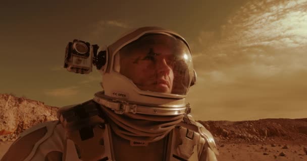 Astronauta masculino admirando el terreno de Marte - Imágenes, Vídeo