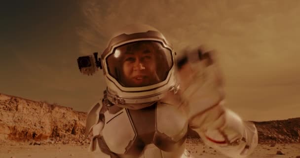 Astronauta femenina grabando vídeo en Marte - Imágenes, Vídeo