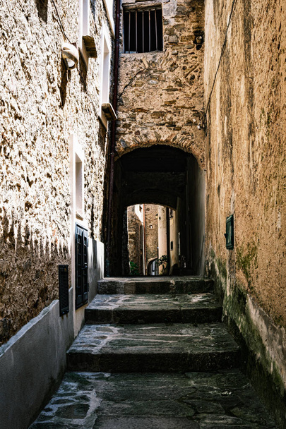 Castellabate, Salerno, Italy. Country lane with stairs and arch - Foto, afbeelding