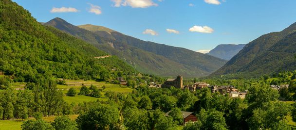 Broto is a municipality of Spain in the province of Huesca, Autonomous Community of Aragon, Spain. Small town located in the valley of the river Ara in the Spanish Pyrenees. - Φωτογραφία, εικόνα