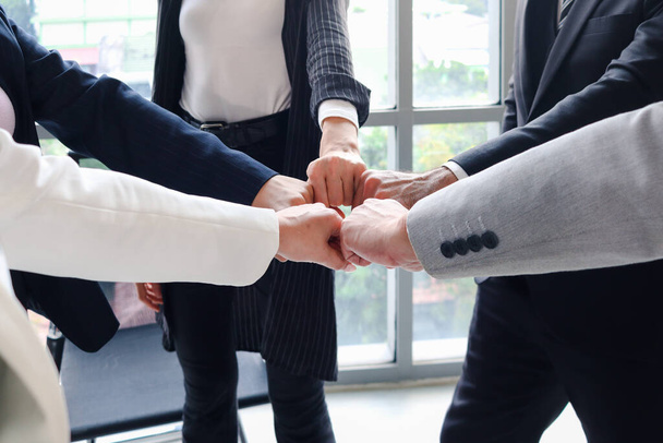 biznesmen i kobieta trzymając się za ręce łączą się, partnerzy biznesowi trzymający się za ręce jako zobowiązanie do silnej pracy zespołowej, jedności i pracy zespołowej łączą koncepcję wsparcia rąk - Zdjęcie, obraz