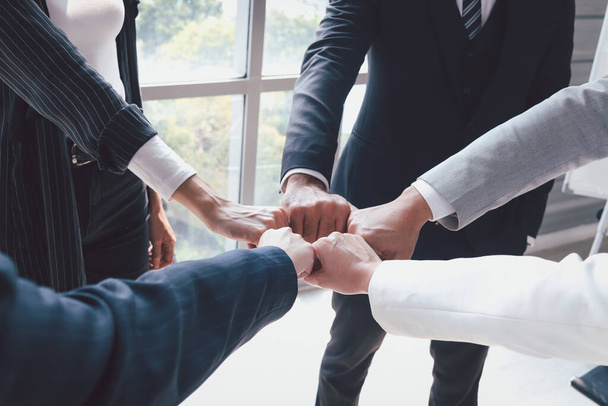 üzletember és nő kéz a kézben összefognak, üzleti partneri kollégák fogják egymás kezét, mint az erős csapatmunka, egység és csapatmunka elkötelezettsége összefognak kéz a kézben támogatási koncepció - Fotó, kép