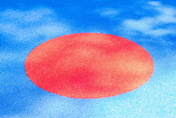 červený kruh obklopený modrou barvou pod sluncem - Fotografie, Obrázek