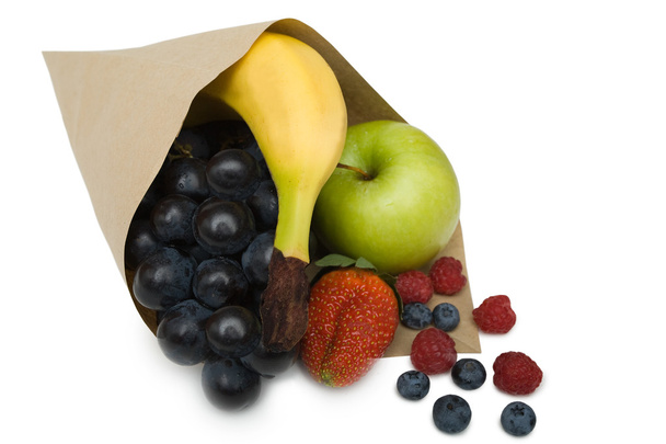 Fruits mélangés dans un sac isolé sur blanc
 - Photo, image