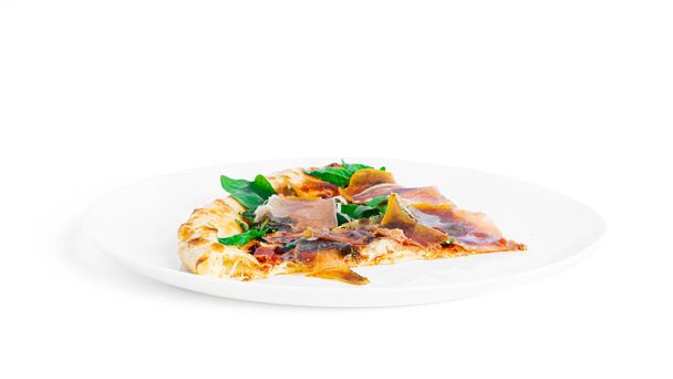 Prosciutto di parma pizza geïsoleerd op een witte achtergrond. Pizza met Parma ham. Met Jamon. Italiaanse keuken.  - Foto, afbeelding