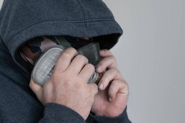 フード付きのジャケットの呼吸用マスクの男 - 写真・画像