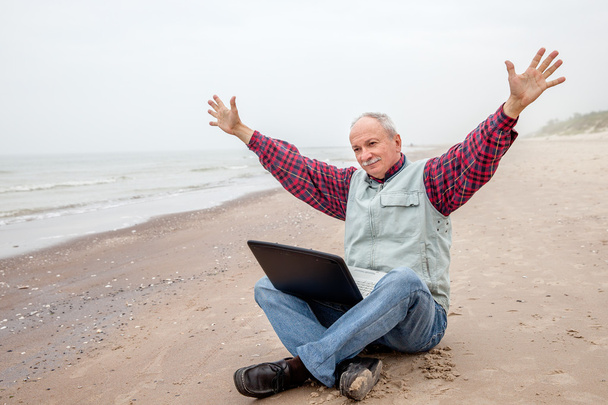 Старий чоловік з блокнотом на пляжі
 - Фото, зображення