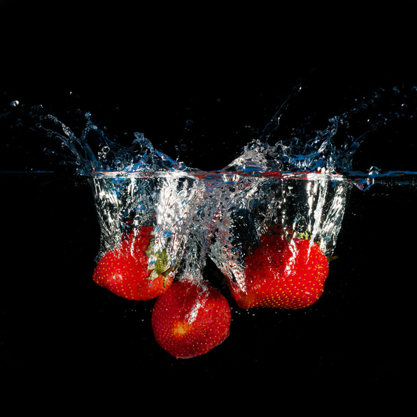 Splashing strawberries - Foto, Imagem