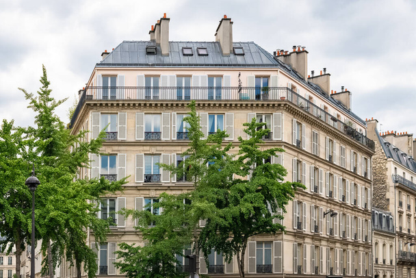 パリ、マレーの典型的な建物、フランスの首都の中心部 - 写真・画像