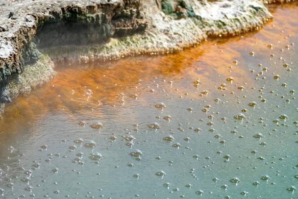Detail des Champagnerpools in einem geothermischen Gebiet namens waiotapu in Neuseeland - Foto, Bild