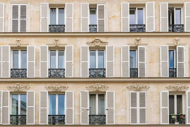 Paříž, typická fasáda v Marais, detail oken - Fotografie, Obrázek