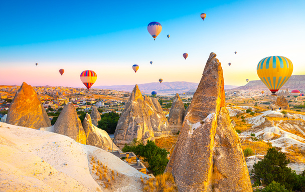 カッパドキア、トルコの珍しい岩の風景の日の出ビュー - 写真・画像