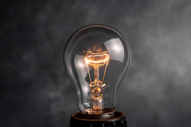 Realistinen ja värillinen Vintage hehkuva hehkulamput läpinäkyvä asetettu sisältyvät lamput parvi tyyli kuvitus. Tasainen graafinen suunnittelu Idea merkki ratkaisu ajattelu käsite. - Valokuva, kuva
