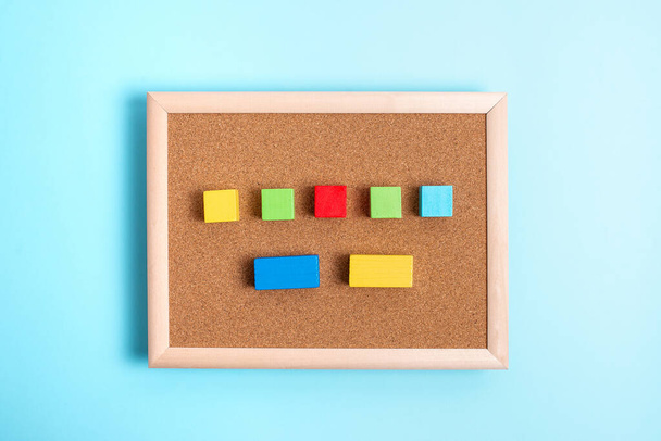 Cajas rectangulares de cubo de muestra pulidas con múltiples colores que simbolizan el desarrollo del crecimiento de la estabilidad alineado en la superficie con diferentes perspectivas limitadas por accesorios de suministros electrónicos - Foto, Imagen