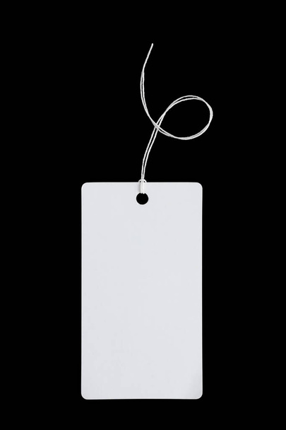 Beyaz kağıt etiket, kalın kartondan yapılmış giysiler için fiyat etiketi, siyah arkaplanda kupür için izole - Fotoğraf, Görsel