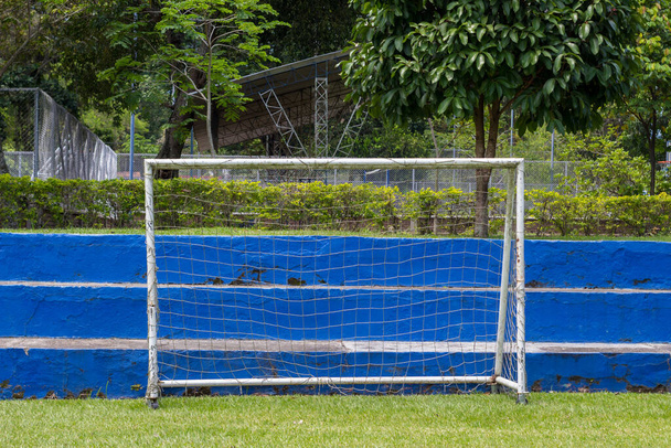 ποδόσφαιρο γκολ μπροστά από ένα μπλε περίπτερα - Φωτογραφία, εικόνα