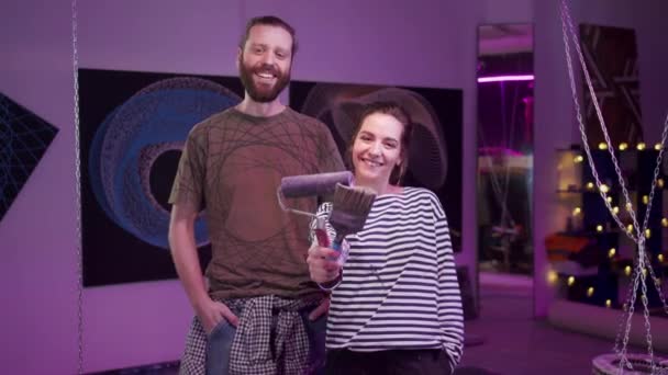 Δύο ζωγράφοι στέκονται με ζωγραφικά εργαλεία  - Πλάνα, βίντεο