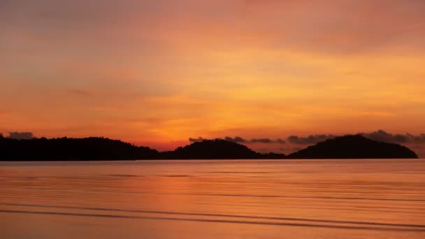 Niesamowite chmury nad morzem Timelapse, Zachód lub wschód słońca Płonące złote niebo i błyszczące złote fale Piękne odbicie światła na powierzchni morza Niesamowity krajobraz Materiał 4K Time Lapse - Materiał filmowy, wideo