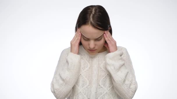 Studioporträt eines jungen Mädchens, das unter Kopfschmerzen und Schläfenreiben leidet. - Filmmaterial, Video