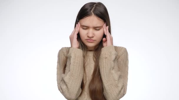 Frusztrált tinédzser lány szenved fejfájás és dörzsöli a fejét - Felvétel, videó