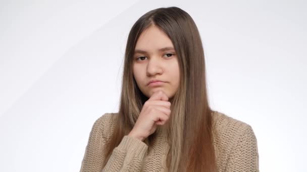 Portret van attent meisje dat opzij kijkt en nadenkt over probleemoplossing - Video