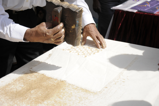 Impression en bloc sur tissu - Rajasthan, Inde. Processus traditionnel d'impression en bloc, Jaipur - centre de l'artisanat traditionnel de l'Inde. - Photo, image