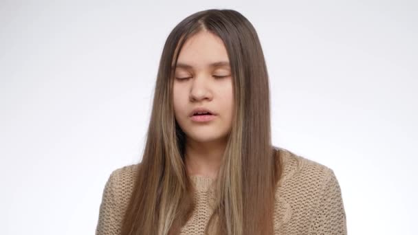 Portret van ontevreden meisje rolt haar ogen op en schudt het hoofd - Video