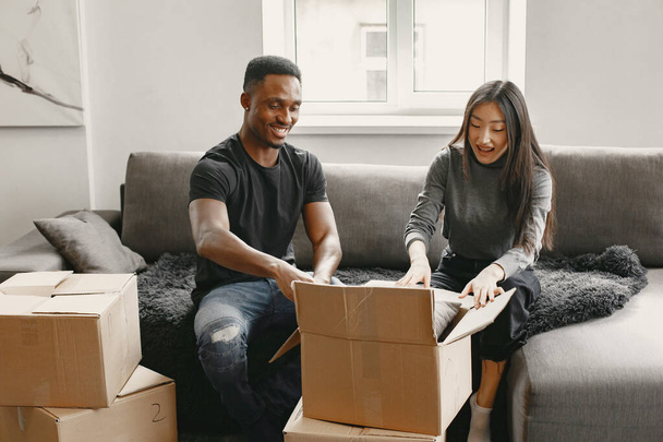Couple unpacking boxes at their new home - Zdjęcie, obraz