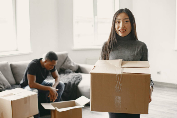 Couple unpacking boxes at their new home - Foto, Bild