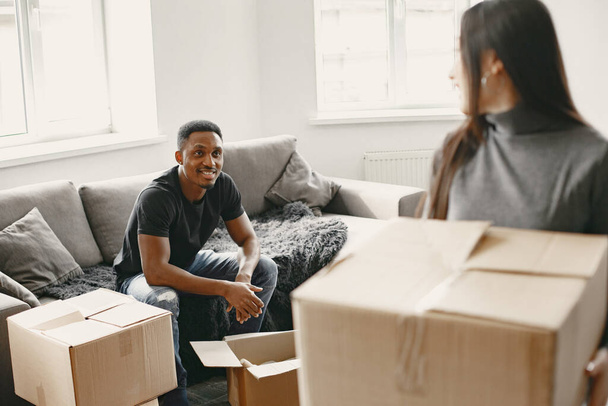 Couple unpacking boxes at their new home - Foto, Imagem