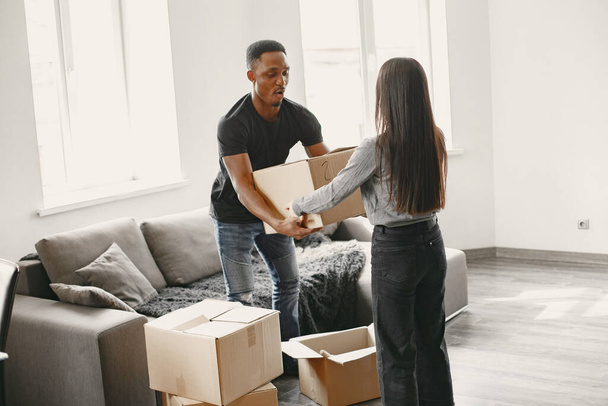 Couple unpacking boxes at their new home - Foto, Imagem