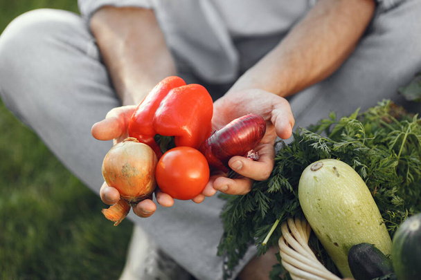 Portrait of smiling farmer holding vegetables in his hand - Foto, Bild