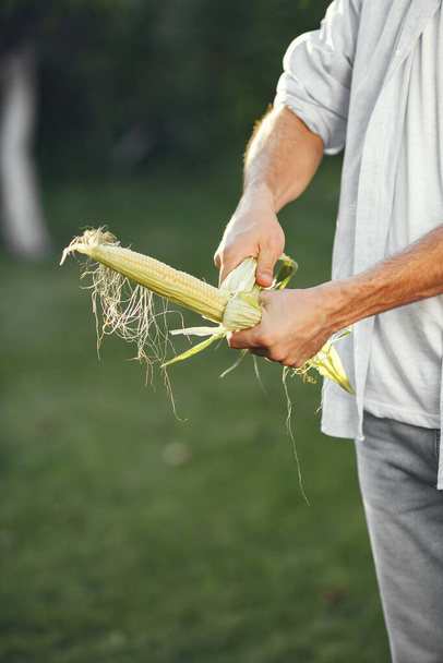 Portret van een lachende boer met groenten in zijn hand - Foto, afbeelding