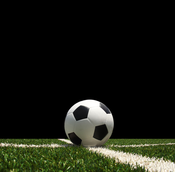 Ballon de football sur le terrain vert
 - Photo, image