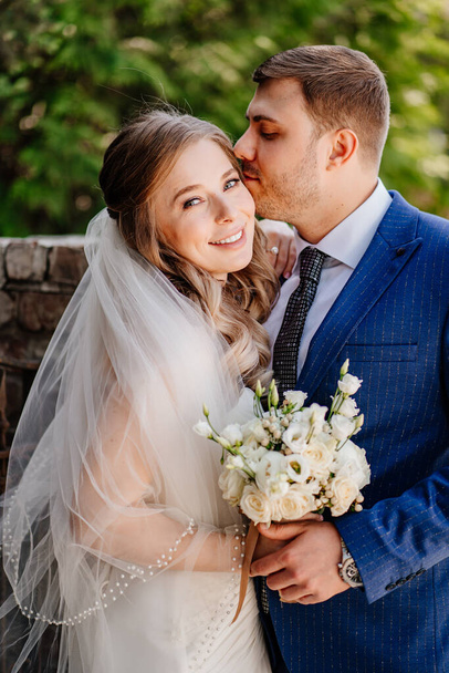 portrait of the bride and groom. beautiful and romantic newlyweds.  - Foto, afbeelding
